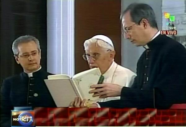El Papa Benedicto XVI visita Santuario de la Virgen de la Caridad del Cobre. 27 de marzo de 2012. Foto: TeleSUR / Radio Rebelde El Papa Benedicto XVI visita Santuario de la Virgen de la Caridad del Cobre. 27 de marzo de 2012. Foto: TeleSUR / Radio Rebelde