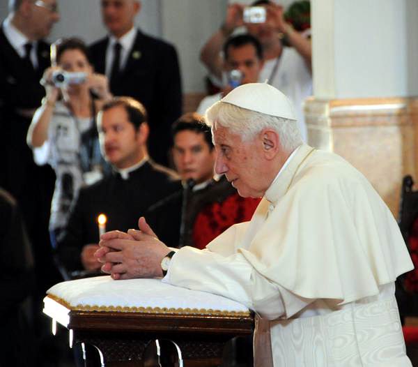 Visita el Sumo Pontífice Benedicto XVI el Santuario de la Virgen de la Caridad del Cobre, acompañado por el Séquito Papal y el obispado cubano, en Santiago de Cuba, el 27de marzo de 2012. Foto: Juvenal Balan Neyra