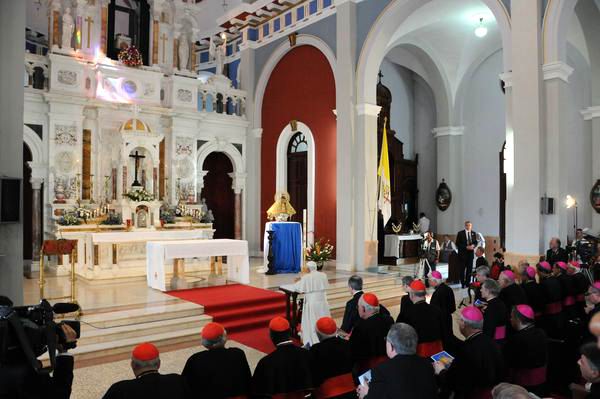 Visita el Sumo Pontífice Benedicto XVI el Santuario de la Virgen de la Caridad del Cobre, acompañado por el Séquito Papal y el obispado cubano, en Santiago de Cuba, el 27de marzo de 2012. Foto: Juvenal Balan Neyra