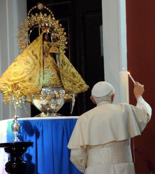 El Papa Benedicto XVI enciende un cirio a la Patrona de Cuba, la Virgen de la Caridad del Cobre en el santuario de Santiago de Cuba.  27 de marzo de 2012. Foto: Juvenal Balan Neyra