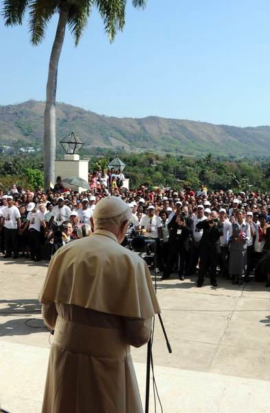El Papa Benedicto XVI lee mensaje en el Santuario de la Virgen de la Caridad del Cobre, Santiago de Cuba.27 de marzo de 2012. Foto: Juvenal Balan Neyra