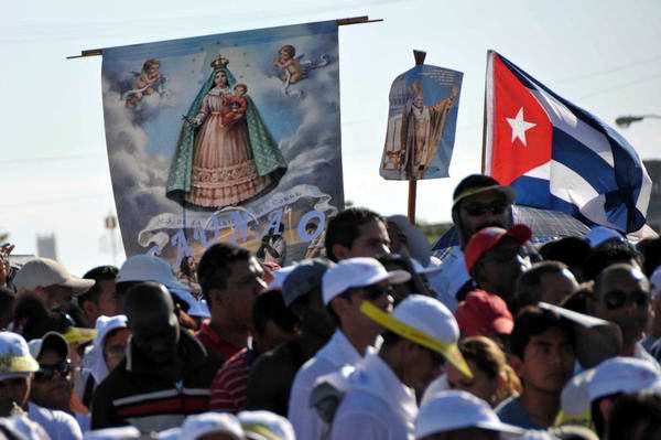 Cubanos participan de la Santa Misa oficiada por el Papa Benedicto XVI en la Plaza de la Revolución José Martí, en La Habana, Cuba, el 26 de marzo de 2012. Foto: Marcelino Vázquez Hernández