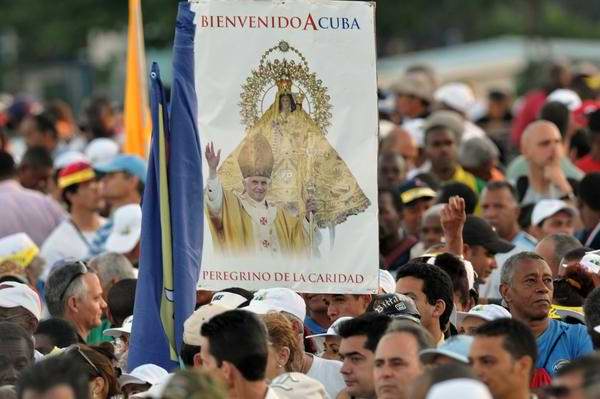 Cubanos participan de la Santa Misa oficiada por el Papa Benedicto XVI en la Plaza de la Revolución José Martí, en La Habana, Cuba, el 26 de marzo de 2012. Foto: Marcelino Vázquez Hernández