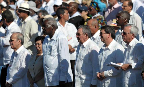 El General de Ejército Raúl Castro, presidente de los Consejos de Estado y de Ministros de Cuba, junto a dirigentes del Partido y gobierno cubano, asiste a la Santa Misa, oficiada por el Papa Benedicto XVI, en la Plaza de la Revolución José Martí, en La Habana, Cuba, el 28 de marzo de 2012. Foto: Marcelino Vázquez Hernández  