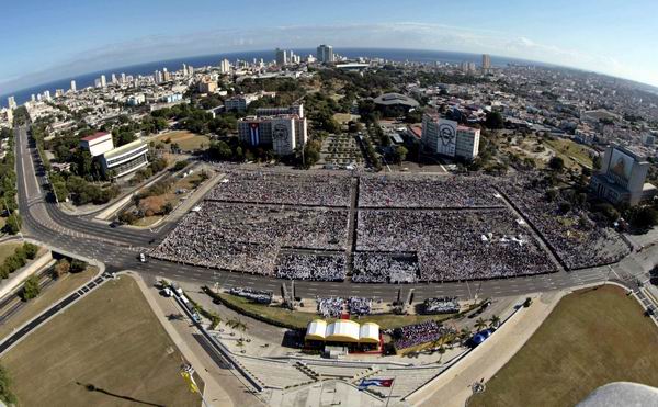 Multitudinaria presencia en Santa Misa oficiada por Benedicto XVI  en La Habana, Plaza de la Revolución. Foto: Ismael Francisco González