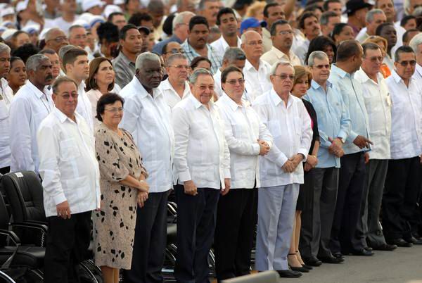 El presidente cubano Raúl Castro Ruz  junto a dirigentes del estado y gobierno cubano, durante la celebración de la Santa Misa del Papa Benedicto XVI, en la Plaza de la Revolución Antonio Maceo, de Santiago de Cuba, el 26 de marzo de 2012. Foto: Juan Pablo Carreras.