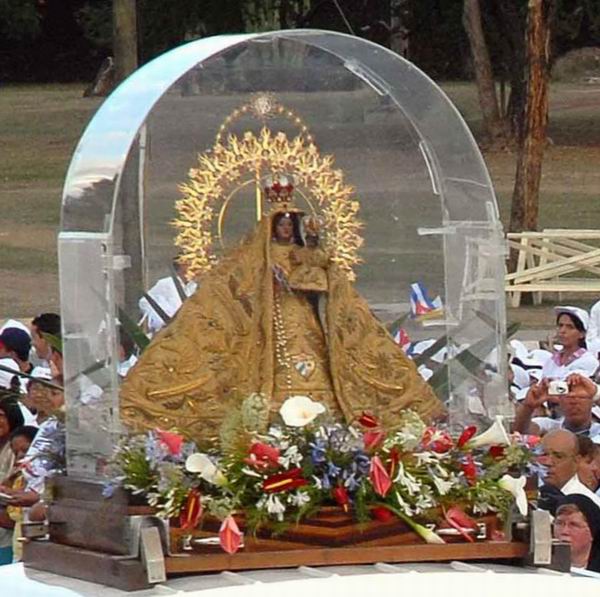 La imagen de la Virgen de la Caridad de El Cobre, entró a la Plaza de la Revolución Antonio Maceo, de Santiago de Cuba, para acompañar al Sumo Pontífice Benedicto XVI en la misa oficiada el 26 de marzo de 2012. Foto: Miguel Rubiera Justiz