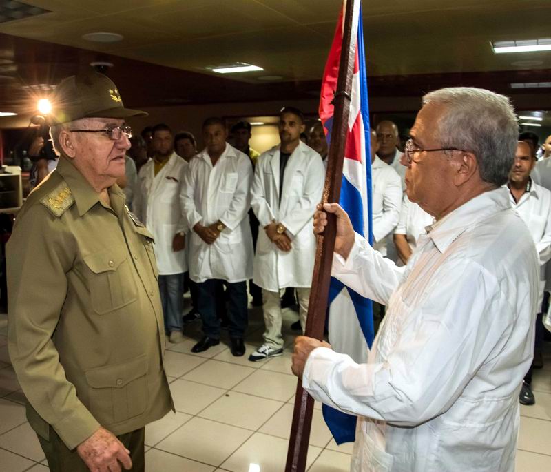 El General de Cuerpo de Ejrcito Ramn Espinosa Martn (I), viceministro de las Fuerzas Armadas Revolucionarias (FAR), entrega la Insignia Nacional al Doctor Ernesto Betancourt (D), jefe de la brigada mdica que parti a la Repblica de Ecuador a asistir a los damnificados del devastador terremoto ocurrido en ese pas, desde el Aeropuerto Jos Mart, en La Habana, Cuba, el 17 de abril de 2016. ACN FOTO/Abel PADRN El General de Cuerpo de Ejrcito Ramn Espinosa Martn (I), viceministro de las Fuerzas Armadas Revolucionarias (FAR), entrega la Insignia Nacional al Doctor Ernesto Betancourt (D), jefe de la brigada mdica que parti a la Repblica de Ecuador a asistir a los damnificados del devastador terremoto ocurrido en ese pas, desde el Aeropuerto Jos Mart, en La Habana, Cuba, el 17 de abril de 2016. ACN FOTO/Abel PADRN