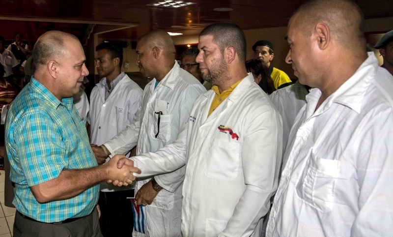 Roberto Morales Ojeda (I), Ministro de Salud de Cuba, despide a los integrantes de la brigada mdica que parti a la Repblica de Ecuador a asistir a los damnificados del devastador terremoto ocurrido en ese pas, desde el Aeropuerto Jos Mart, en La Habana, Cuba, el 17 de abril de 2016. ACN FOTO/Abel PADRN Roberto Morales Ojeda (I), Ministro de Salud de Cuba, despide a los integrantes de la brigada mdica que parti a la Repblica de Ecuador a asistir a los damnificados del devastador terremoto ocurrido en ese pas, desde el Aeropuerto Jos Mart, en La Habana, Cuba, el 17 de abril de 2016. ACN FOTO/Abel PADRN