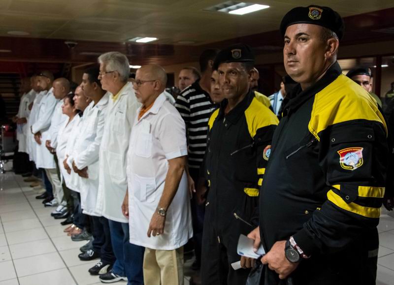 Brigada integrada por personal de la salud y de rescate y salvamento del Ministerio del Ministerio del Interior (MININT), que parti a la Repblica de Ecuador a asistir a los damnificados del devastador terremoto ocurrido en ese pas, desde el Aeropuerto Jos Mart, en La Habana, Cuba, el 17 de abril de 2016. ACN FOTO/Abel PADRN Brigada integrada por personal de la salud y de rescate y salvamento del Ministerio del Ministerio del Interior (MININT), que parti a la Repblica de Ecuador a asistir a los damnificados del devastador terremoto ocurrido en ese pas, desde el Aeropuerto Jos Mart, en La Habana, Cuba, el 17 de abril de 2016. ACN FOTO/Abel PADRN