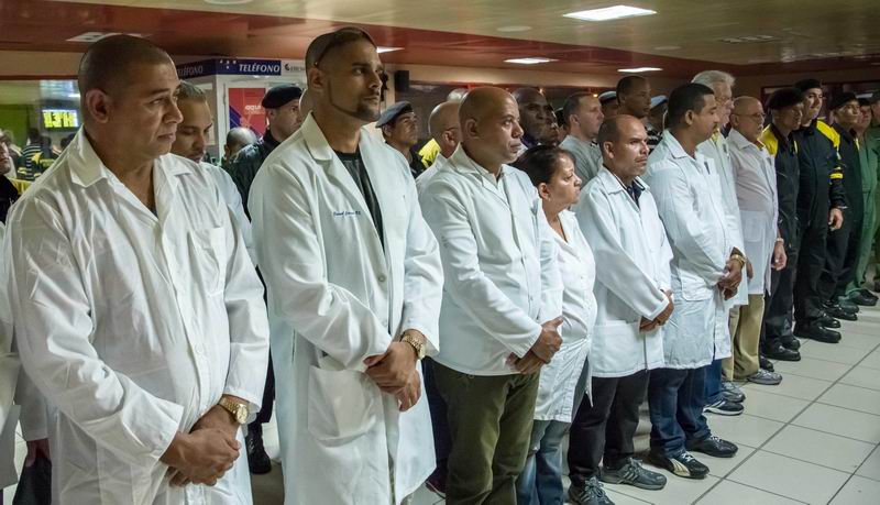 Brigada integrada por personal de la salud y de rescate y salvamento del Ministerio del Ministerio del Interior (MININT), que parti a la Repblica de Ecuador a asistir a los damnificados del devastador terremoto ocurrido en ese pas, desde el Aeropuerto Jos Mart, en La Habana, Cuba, el 17 de abril de 2016. ACN FOTO/Abel PADRN Brigada integrada por personal de la salud y de rescate y salvamento del Ministerio del Ministerio del Interior (MININT), que parti a la Repblica de Ecuador a asistir a los damnificados del devastador terremoto ocurrido en ese pas, desde el Aeropuerto Jos Mart, en La Habana, Cuba, el 17 de abril de 2016. ACN FOTO/Abel PADRN