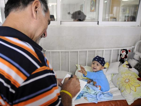 Héroe cubano René González participa en donación de cooperativistas a niños con cáncer