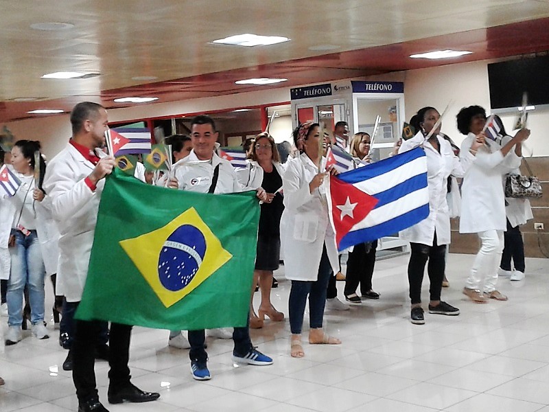 Regresaron a la Patria más colaboradores cubanos desde Brasil 