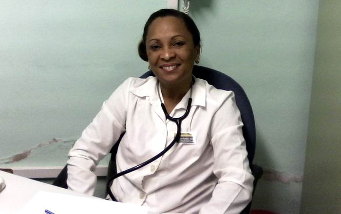 Doctora Lilian Valdivia García, jefa del grupo de apoyo nutricional del Centro Nacional de Cirugía de Mínimo Acceso . Foto: Teresa Valenzuela