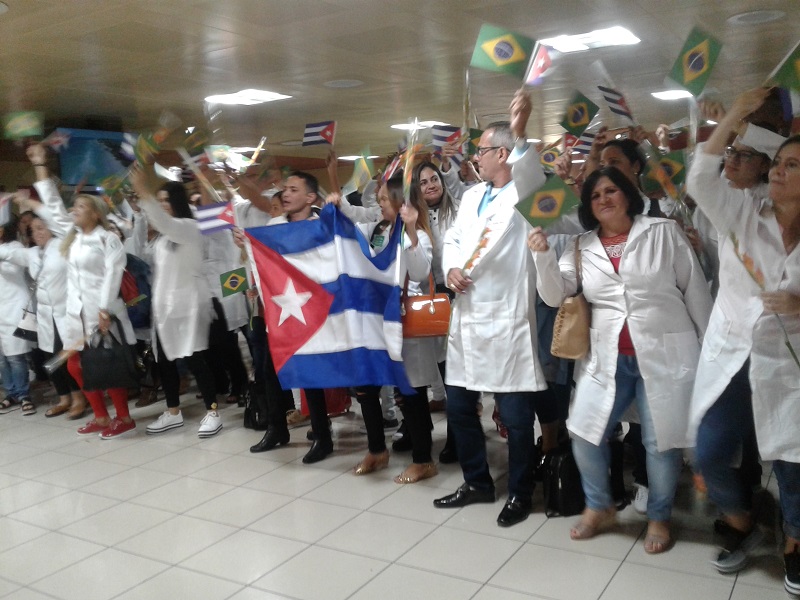 En la Patria colaboradores cubanos del Programa Mas Médicos de Brasil