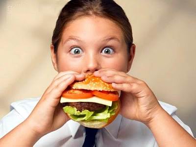 Comer lentamente ayuda a consumir menos 