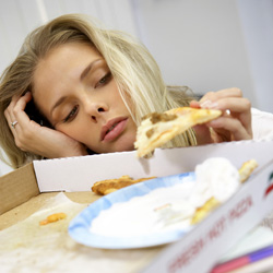 Descubren por qué la falta de sueño aumenta el apetito 