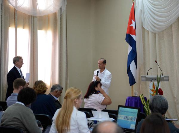 El Doctor en Ciencias Tecnológicas Ernesto Chico (C al fondo), del Centro de Inmunología Molecular, ofrece una conferencia durante la apertura del Primer Congreso Bio-Process Cuba 2017