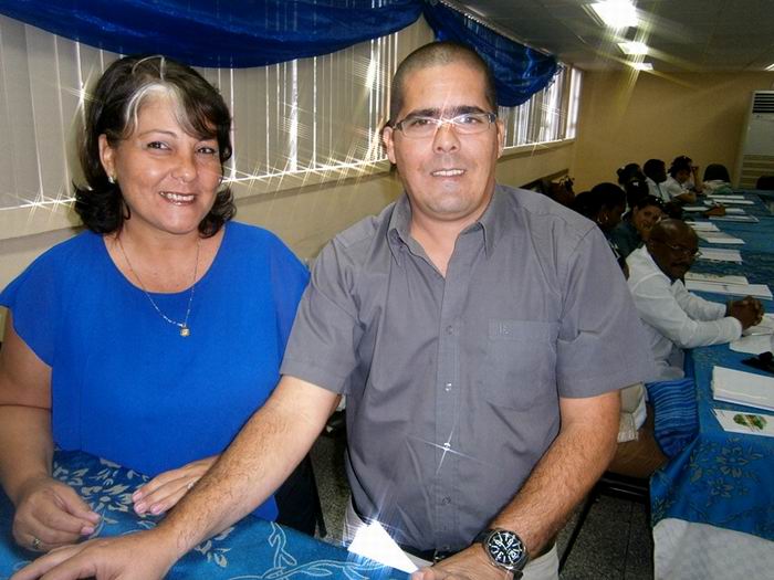 Daniel Sosa Echagarruga y Milda Pérez Tamayo, del Centro de Ingeniería Genética y Biotecnología, de La Habana. Foto: Mireya Ojeda
