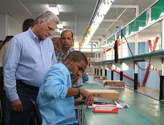 Inauguran en Cuba primera fábrica de tablets y laptops