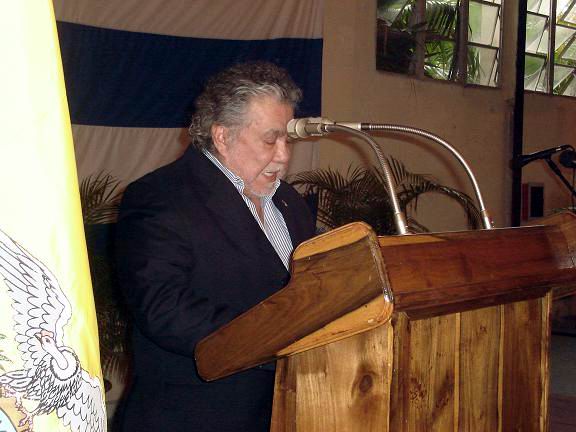 Agradecimientos a Fidel Castro, principal impulsor de este especial programa que asegura la formación en Cuba de médicos para toda Latinoamérica, hermosas palabras, pronunciadas por el Embajador ecuatoriano en Cuba, Excelentísimo señor Edgar Ponce. Foto: Aroldo García. Agradecimientos a Fidel Castro, principal impulsor de este especial programa que asegura la formación en Cuba de médicos para toda Latinoamérica, hermosas palabras, pronunciadas por el Embajador ecuatoriano en Cuba, Excelentísimo señor Edgar Ponce. Foto: Aroldo García.