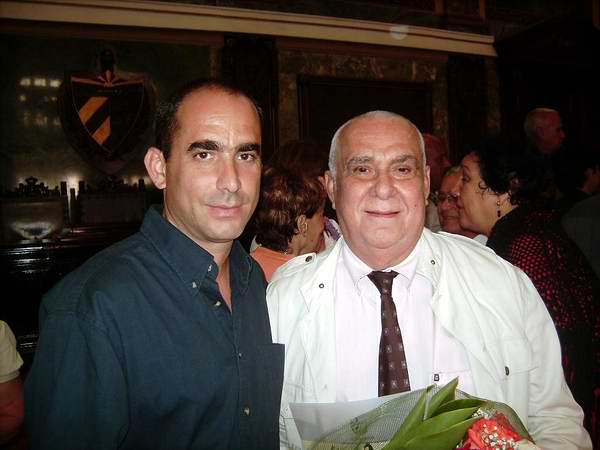 Doctor Eduardo Manuel Fernández junto a su hijo, el día que recibió la condición de Profesor de Mérito. (Foto: Cortesía del entrevistado) Doctor Eduardo Manuel Fernández junto a su hijo, el día que recibió la condición de Profesor de Mérito. (Foto: Cortesía del entrevistado)