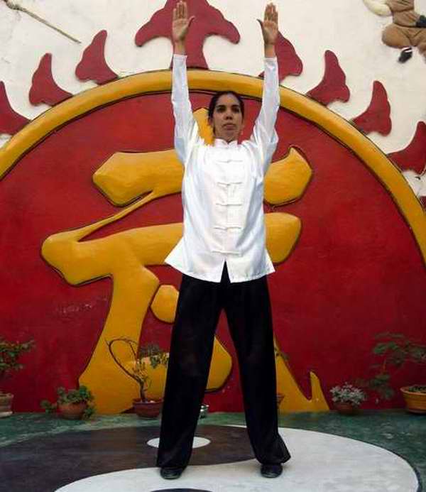 Luego levante los brazos sobre la cabeza. Foto Silvia Johoy