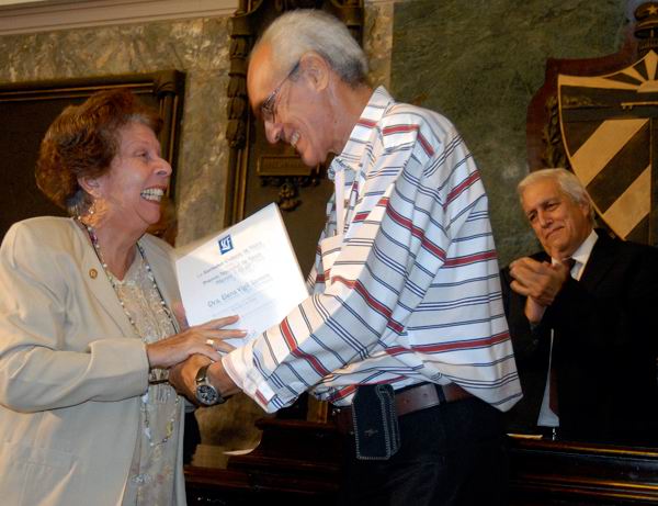 La Doctora Elena Vigil Santos recibi� el Premio Nacional de F�sica de manos del Doctor Augusto Gonz�lez, presidente de la Sociedad Cubana de la especialidad. Foto: Roberto Morej�n Guerra