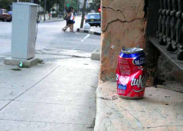 Latas arrojadas por doquier afectan la salud medioambiental