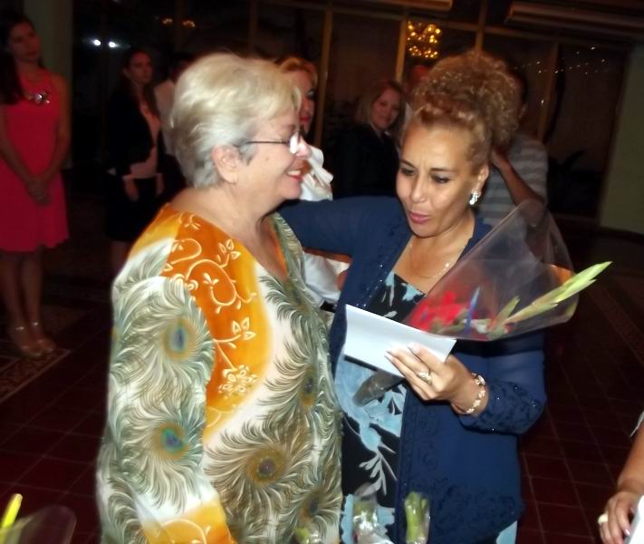 La integrante del Buró provincial del PCC, Damara Sánchez en la entrega de Premios del CITMA en Camagüey.
