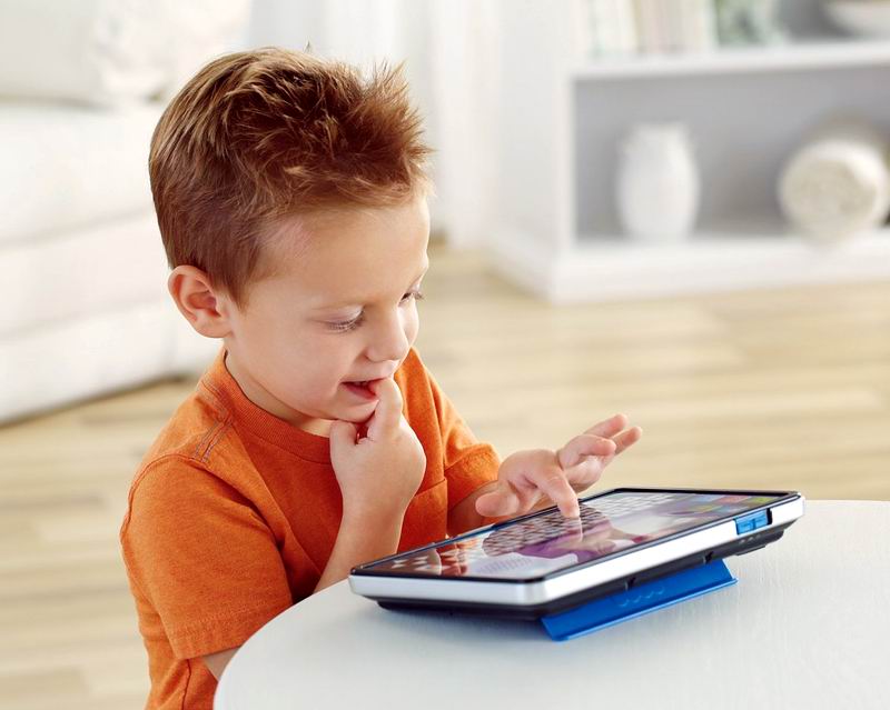 Niño frente al teclado