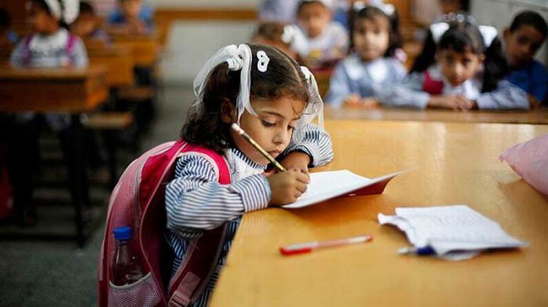 Niña escribiendo a mano. Foto: Reuters