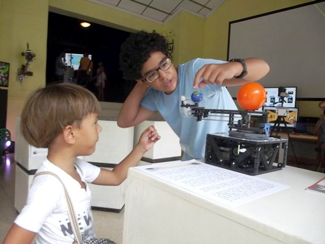 Los niños se sienten cautivados por la exhibición.