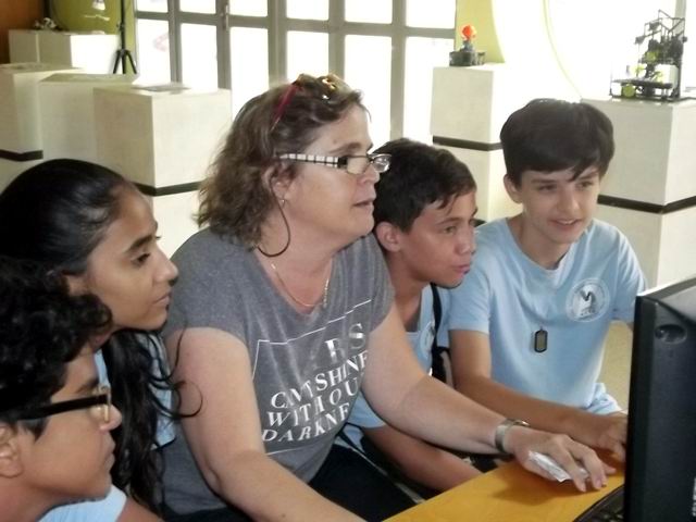 La Dra Teresa Bustillo , especialista de la Galería Píxel, en el trabajo con los niños.