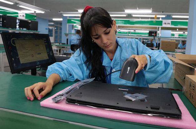 Inauguran en Cuba primera fábrica de tablets y laptops