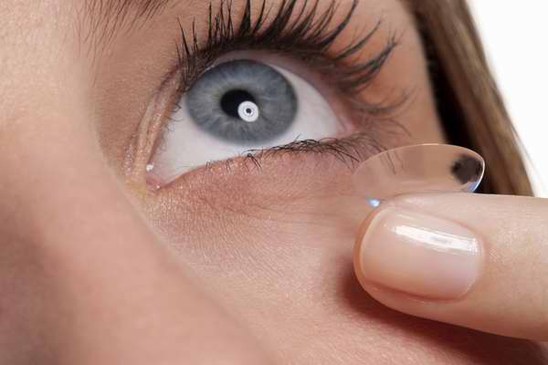Crean lentes de contacto que funcionan como telescopios Radio