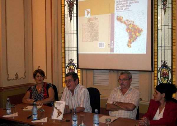 Presentación del libro El desarrollo sostenible en el escenario latinoamericano del presidente de la Sociedad Cubana de Geografía, Juan Manuel Mateo. Foto Randy Pereira Presentación del libro El desarrollo sostenible en el escenario latinoamericano del presidente de la Sociedad Cubana de Geografía, Juan Manuel Mateo. Foto Randy Pereira