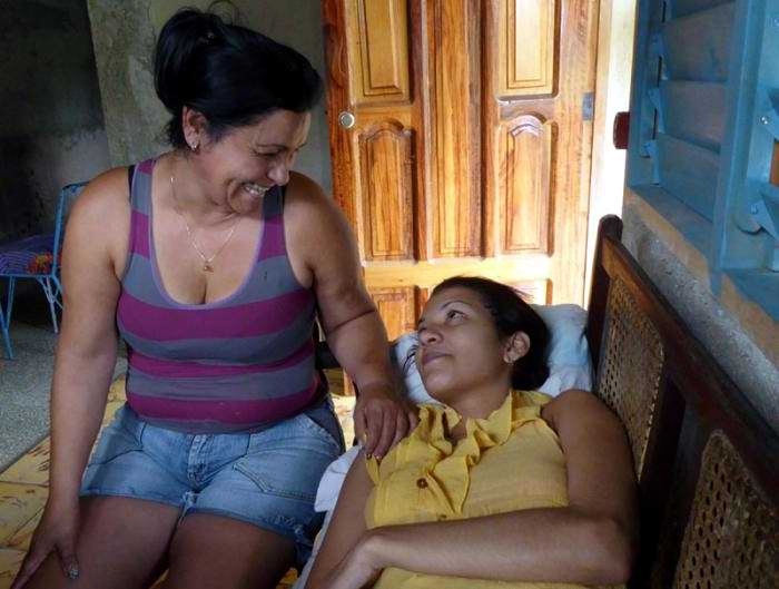 Georyana Cruz (I) madre de Elizabet Calzadilla (D) un linda campesina de apenas 17 a�os que enfrenta desde su ni�ez una enfermedad oncol�gica cerebral, pero que no le ha quitado el empe�o ni las ganas de vivir. Foto: Aroldo Garc�a 