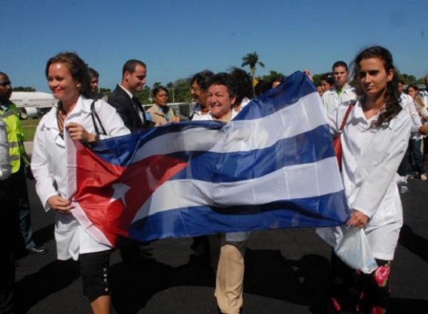 Los médicos cubanos rinden homenaje a Fidel 