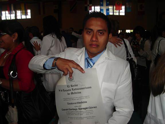 Jóvenes ecuatorianos convertidos en profesionales altamente calificados para ejercer la noble misión de la medicina en cualquier sitio. Foto: Aroldo García. Jóvenes ecuatorianos convertidos en profesionales altamente calificados para ejercer la noble misión de la medicina en cualquier sitio. Foto: Aroldo García.