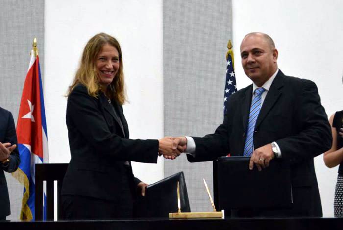  Roberto Morales Ojeda y Sylvia Burwell, firmaron un Me­morando de Entendimiento en el área del control, investigación, vigilancia, seguimiento y evaluación del cáncer. Foto: Yander Zamora 