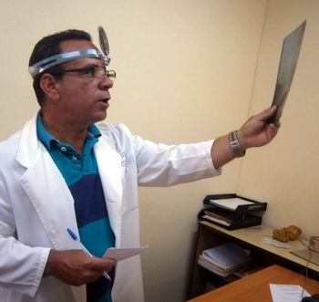 El especialista en los servicios de Otorrinolaringología, Doctor Jesús García. Foto: Mireya Ojeda