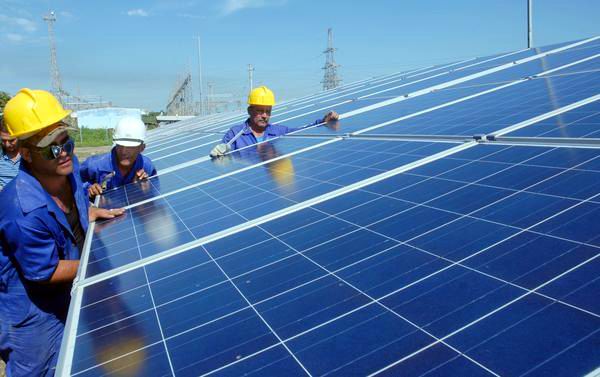 Labores de montaje del Parque Solar Fotovoltaico, de 2.6 megawatt (MW) en el Consejo Popular Paraíso, de la ciudad de Cienfuegos. Foto: Modesto Gutiérrez
