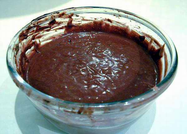 Mezcla un poquito de miel de abejas con una cucharada de mantequilla y dos de chocolat�n (o chocolate). �nelas cuidadosamente y extiende esta mezcla sobre rebanadas de pan o galletas