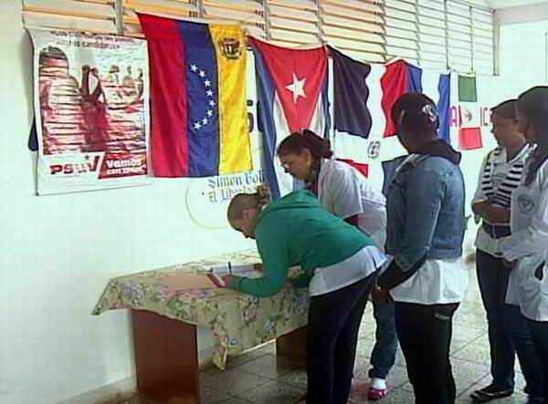 Alumnos venezolanos que culminan las carreras de medicina y licenciatura en tecnología de la salud en la provincia de Matanzas, expresan sus condolencias ante la muerte del presidente Hugo Chávez. Foto: José Miguel Solís Alumnos venezolanos que culminan las carreras de medicina y licenciatura en tecnología de la salud en la provincia de Matanzas, expresan sus condolencias ante la muerte del presidente Hugo Chávez. Foto: José Miguel Solís