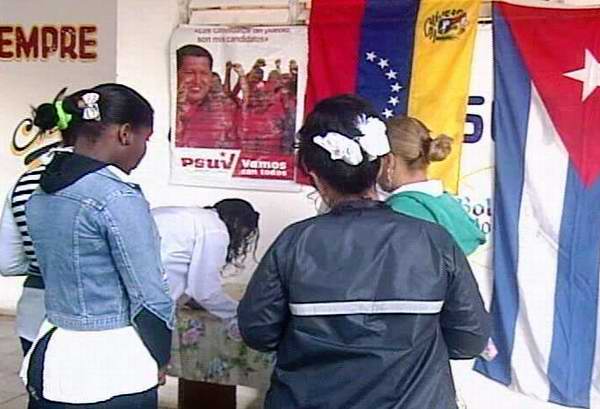 Alumnos venezolanos que culminan las carreras de medicina y licenciatura en tecnología de la salud en la provincia de Matanzas, expresan sus condolencias ante la muerte del presidente Hugo Chávez. Foto: José Miguel Solís Alumnos venezolanos que culminan las carreras de medicina y licenciatura en tecnología de la salud en la provincia de Matanzas, expresan sus condolencias ante la muerte del presidente Hugo Chávez. Foto: José Miguel Solís