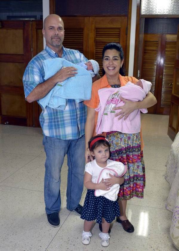 Adriana, Gerardo, Gema, Ámbar y Gerardito. Foto: Estudios Revolución Adriana, Gerardo, Gema, Ámbar y Gerardito. Foto: Estudios Revolución