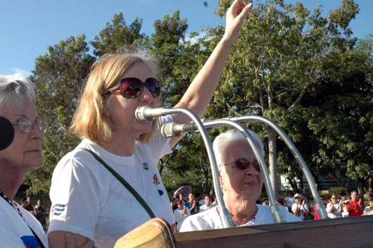 La destacada pacifista norteamericana Cindy Sheehan en Holguín el pasado añ0 2011 durante una marcha internacional de mujeres por la paz, por la libertad de Los Cinco, y contra el terrorismo y las guerras. La destacada pacifista norteamericana Cindy Sheehan en Holguín el pasado añ0 2011 durante una marcha internacional de mujeres por la paz, por la libertad de Los Cinco, y contra el terrorismo y las guerras.