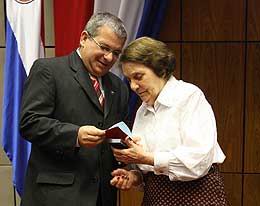 El embajador cubano Bernardo Guanche entrega la Medallla de la Amistad a Elva Arzueta, viuda del luchador paraguayo Ananías Maidana, en el décimo congreso de la Coordinadora Paraguaya de Solidaridad. Foto PL El embajador cubano Bernardo Guanche entrega la Medallla de la Amistad a Elva Arzueta, viuda del luchador paraguayo Ananías Maidana, en el décimo congreso de la Coordinadora Paraguaya de Solidaridad. Foto PL