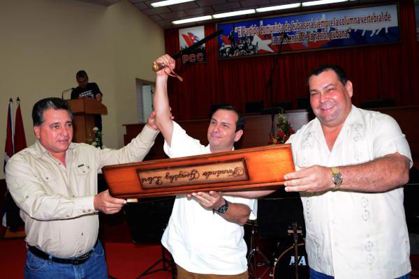 Fernando Gonz�lez Llort (C), H�roe de la Rep�blica de Cuba y vicepresidente del Instituto Cubano de Amistad con los Pueblos (ICAP), recibe la R�plica del machete del Coronel mamb� Sim�n Reyes, m�xima distinci�n que confiere el Poder Popular en Ciego de �vila. Foto: Osvaldo Guti�rrez